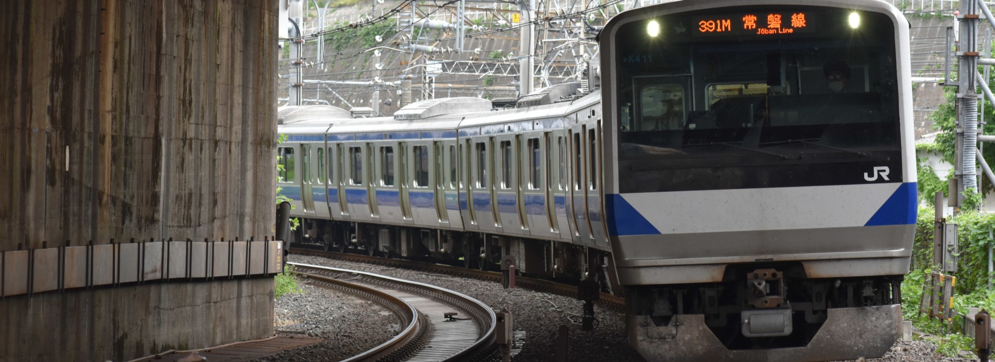 京成線の高架下を潜り抜ける常磐線快速のE531系