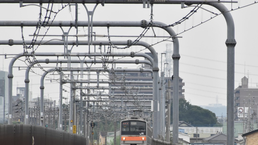 東海道線根府川駅の旧式の電車線設備。新しい物より本数が多くゴチャゴチャしている