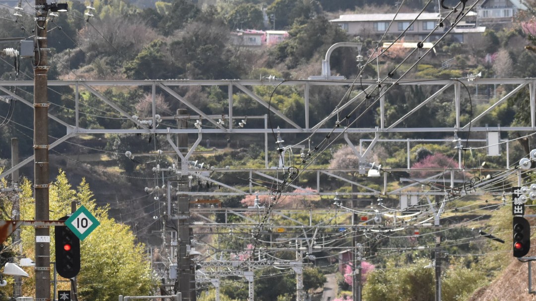 武蔵野線の新しい電車線設備。本数も少なくなりスッキリしている